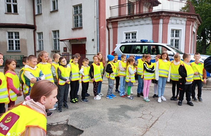 Jak zachowywać się na drodze, żeby bezpiecznie iść do szkoły i wrócić do domu?
Tę wiedzę przekazali  nam doświadczeni policjanci pasłęckiej policji.
                                Dziękujemy!!!
