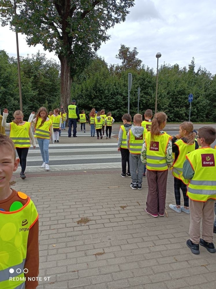 Jak zachowywać się na drodze, żeby bezpiecznie iść do szkoły i wrócić do domu?
Tę wiedzę przekazali  nam doświadczeni policjanci pasłęckiej policji.
                                Dziękujemy!!!
