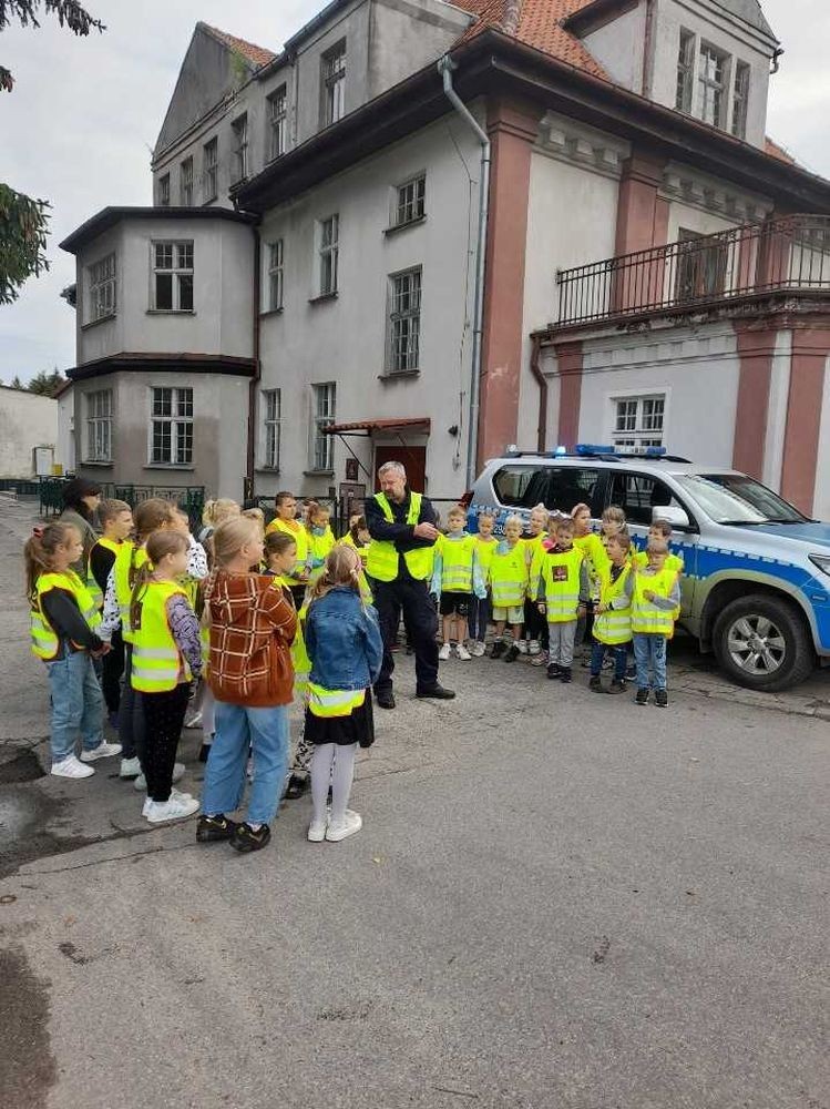 Jak zachowywać się na drodze, żeby bezpiecznie iść do szkoły i wrócić do domu?
Tę wiedzę przekazali  nam doświadczeni policjanci pasłęckiej policji.
                                Dziękujemy!!!
