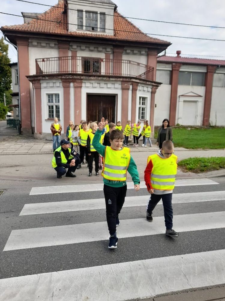 Jak zachowywać się na drodze, żeby bezpiecznie iść do szkoły i wrócić do domu?
Tę wiedzę przekazali  nam doświadczeni policjanci pasłęckiej policji.
                                Dziękujemy!!!
