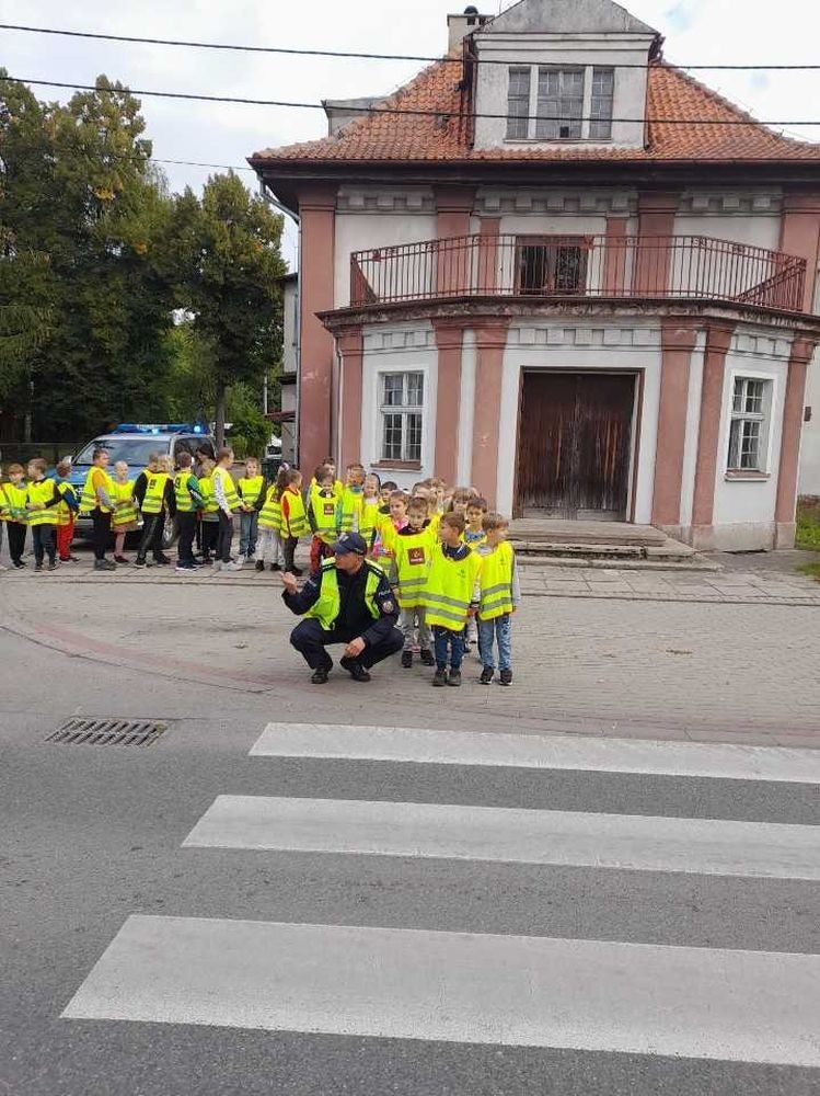 Jak zachowywać się na drodze, żeby bezpiecznie iść do szkoły i wrócić do domu?
Tę wiedzę przekazali  nam doświadczeni policjanci pasłęckiej policji.
                                Dziękujemy!!!
