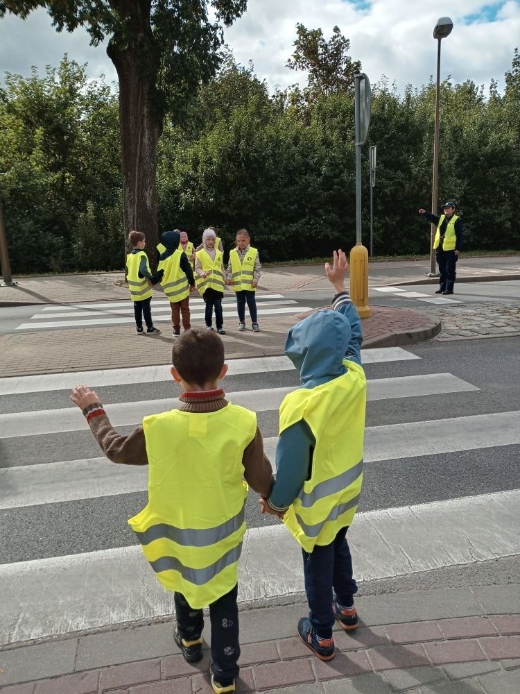 Jak zachowywać się na drodze, żeby bezpiecznie iść do szkoły i wrócić do domu?
Tę wiedzę przekazali  nam doświadczeni policjanci pasłęckiej policji.
                                Dziękujemy!!!
