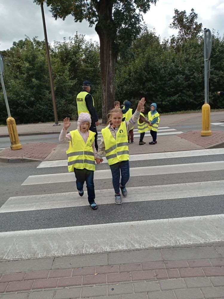 Jak zachowywać się na drodze, żeby bezpiecznie iść do szkoły i wrócić do domu?
Tę wiedzę przekazali  nam doświadczeni policjanci pasłęckiej policji.
                                Dziękujemy!!!
