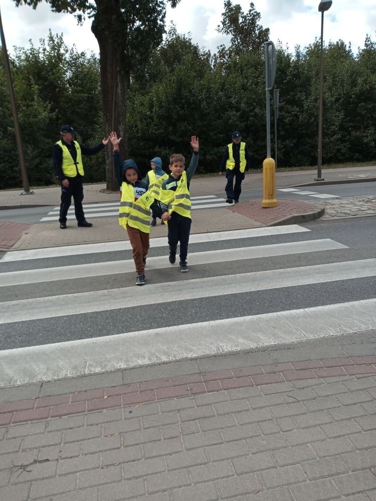 Jak zachowywać się na drodze, żeby bezpiecznie iść do szkoły i wrócić do domu?
Tę wiedzę przekazali  nam doświadczeni policjanci pasłęckiej policji.
                                Dziękujemy!!!
