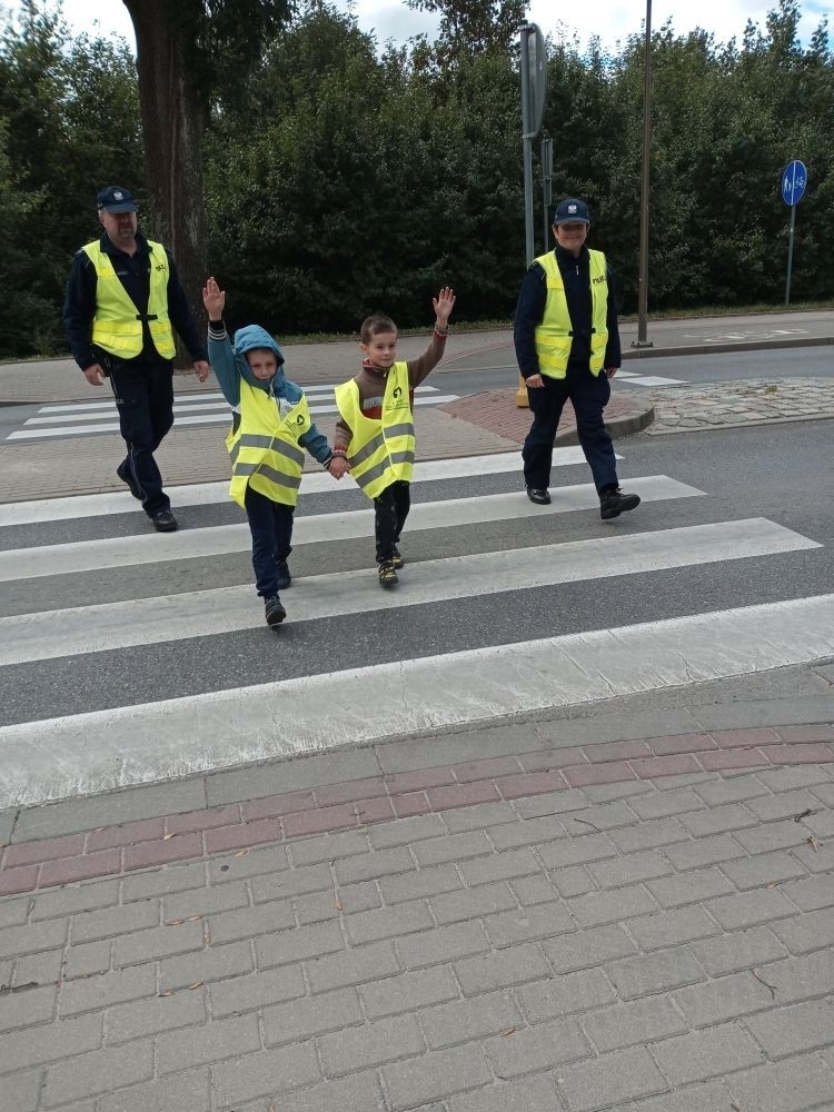 Jak zachowywać się na drodze, żeby bezpiecznie iść do szkoły i wrócić do domu?
Tę wiedzę przekazali  nam doświadczeni policjanci pasłęckiej policji.
                                Dziękujemy!!!
