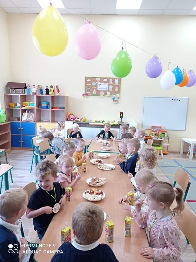 „Przedszkolaki ukochane,
bądźcie zawsze roześmiane,
niech obiadek Wam smakuje,
a w sercach radość króluje.
Niech zabawa będzie udana,
codziennie w przedszkolu od rana”
                                                         Tego życzą Wam wszystkie Panie:)

Dzień Przedszkolaka przypada na 20 września . Jest obchodzone od 2013 roku we wszystkich przedszkolach w Polsce.
Jak co roku, również w naszym przedszkolu, nie zabrakło tego dnia wielu atrakcji przygotowanych dla naszych milusińskich. Przez cały dzień , czas umilała nam muzyka, śpiewy i tańce. Aby naładować baterie, odbył się słodki poczęstunek.
Cały dzień minął dzieciom  w atmosferze przyjaźni ,radości i wzajemnego szacunku.
Wychowawczynie grup przedszkolnych
