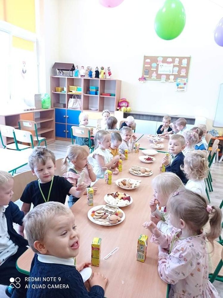 „Przedszkolaki ukochane,
bądźcie zawsze roześmiane,
niech obiadek Wam smakuje,
a w sercach radość króluje.
Niech zabawa będzie udana,
codziennie w przedszkolu od rana”
                                                         Tego życzą Wam wszystkie Panie:)

Dzień Przedszkolaka przypada na 20 września . Jest obchodzone od 2013 roku we wszystkich przedszkolach w Polsce.
Jak co roku, również w naszym przedszkolu, nie zabrakło tego dnia wielu atrakcji przygotowanych dla naszych milusińskich. Przez cały dzień , czas umilała nam muzyka, śpiewy i tańce. Aby naładować baterie, odbył się słodki poczęstunek.
Cały dzień minął dzieciom  w atmosferze przyjaźni ,radości i wzajemnego szacunku.
Wychowawczynie grup przedszkolnych
