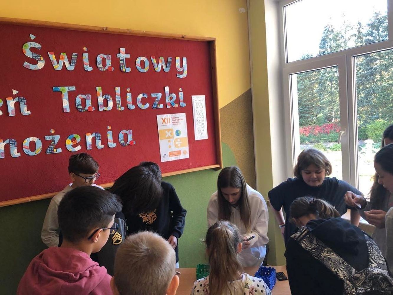 Światowy Dzień Tabliczki Mnożenia to akcja edukacyjna, która odbywa się co roku w pierwszy piątek października. Ma na celu zachęcenie do przypomnienia sobie tabliczki mnożenia w przyjemny i niecodzienny sposób. “Tabliczkowa wiedza” sprawdzana była w naszej szkole podczas krótkiego egzaminu on – line z tabliczki mnożenia. Egzaminatorami na długiej przerwie byli uczniowie klasy VIII c. To oni wyłonili z naszej społeczności “Ekspertów Tabliczki Mnożenia”. Każdy chętny, kto wykonał pozytywnie test otrzymywał odznaczenie eksperta w dziedzinie mnożenia. Do akcji dołączyli nauczyciele i dyrekcja szkoły włączając się do wspólnej zabawy. Koordynatorami akcji były panie Barbara Rokita i  Marzena Szymańska.