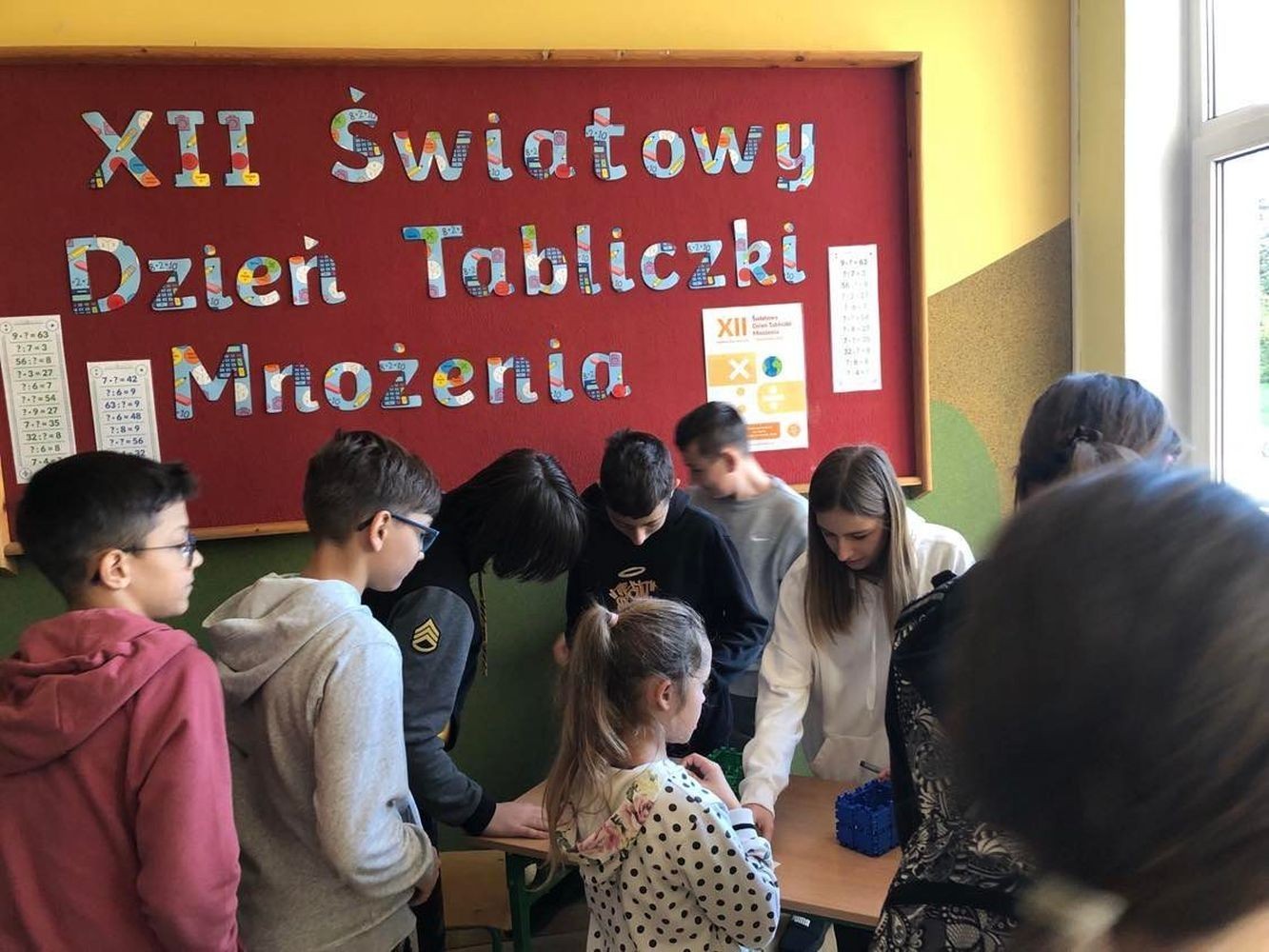 Światowy Dzień Tabliczki Mnożenia to akcja edukacyjna, która odbywa się co roku w pierwszy piątek października. Ma na celu zachęcenie do przypomnienia sobie tabliczki mnożenia w przyjemny i niecodzienny sposób. “Tabliczkowa wiedza” sprawdzana była w naszej szkole podczas krótkiego egzaminu on – line z tabliczki mnożenia. Egzaminatorami na długiej przerwie byli uczniowie klasy VIII c. To oni wyłonili z naszej społeczności “Ekspertów Tabliczki Mnożenia”. Każdy chętny, kto wykonał pozytywnie test otrzymywał odznaczenie eksperta w dziedzinie mnożenia. Do akcji dołączyli nauczyciele i dyrekcja szkoły włączając się do wspólnej zabawy. Koordynatorami akcji były panie Barbara Rokita i  Marzena Szymańska.