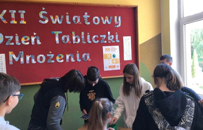 Światowy Dzień Tabliczki Mnożenia to akcja edukacyjna, która odbywa się co roku w pierwszy piątek października. Ma na celu zachęcenie do przypomnienia sobie tabliczki mnożenia w przyjemny i niecodzienny sposób. “Tabliczkowa wiedza” sprawdzana była w naszej szkole podczas krótkiego egzaminu on – line z tabliczki mnożenia. Egzaminatorami na długiej przerwie byli uczniowie klasy VIII c. To oni wyłonili z naszej społeczności “Ekspertów Tabliczki Mnożenia”. Każdy chętny, kto wykonał pozytywnie test otrzymywał odznaczenie eksperta w dziedzinie mnożenia. Do akcji dołączyli nauczyciele i dyrekcja szkoły włączając się do wspólnej zabawy. Koordynatorami akcji były panie Barbara Rokita i  Marzena Szymańska.