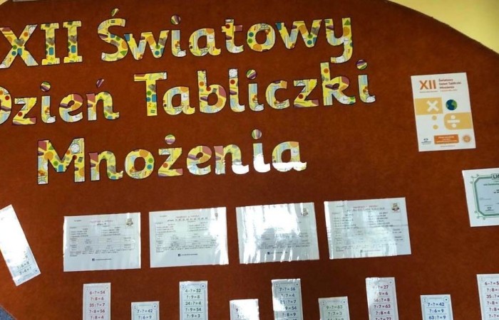 Światowy Dzień Tabliczki Mnożenia to akcja edukacyjna, która odbywa się co roku w pierwszy piątek października. Ma na celu zachęcenie do przypomnienia sobie tabliczki mnożenia w przyjemny i niecodzienny sposób. “Tabliczkowa wiedza” sprawdzana była w naszej szkole podczas krótkiego egzaminu on – line z tabliczki mnożenia. Egzaminatorami na długiej przerwie byli uczniowie klasy VIII c. To oni wyłonili z naszej społeczności “Ekspertów Tabliczki Mnożenia”. Każdy chętny, kto wykonał pozytywnie test otrzymywał odznaczenie eksperta w dziedzinie mnożenia. Do akcji dołączyli nauczyciele i dyrekcja szkoły włączając się do wspólnej zabawy. Koordynatorami akcji były panie Barbara Rokita i  Marzena Szymańska.