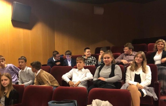 W czwatrek 6 października uczniowie klas siódmych i ósmych udali się do Teatru im. Aleksandra Sewruka w Elblągu w celu obejrzenia sztuki pt. ,,Balladyna. Wyjazd odbył się w ramach działań na rzecz szerszego udostępniania kanonu edukacji klasycznej. Dla uczniów stanowił również świetną okazję do powtórzenia lektury obowiązkowej.
,,Balladyna to dramat , w którym postaci świata rzeczywistego przeplatają się z magicznymi zjawami z baśni. Dlatego podczas spektaklu uczniowie mogli podziwiać przepiękne kostiumy, intrygującą charakteryzację aktorów, którzy wcielali się w magiczne postaci. Oryginalności sztuce dodawała także genialna muzyka wybitnego polskiego kompozytora teatralnego i filmowego.
Uczniowie na długo zapamietają ten wyjątkowy spektakl.