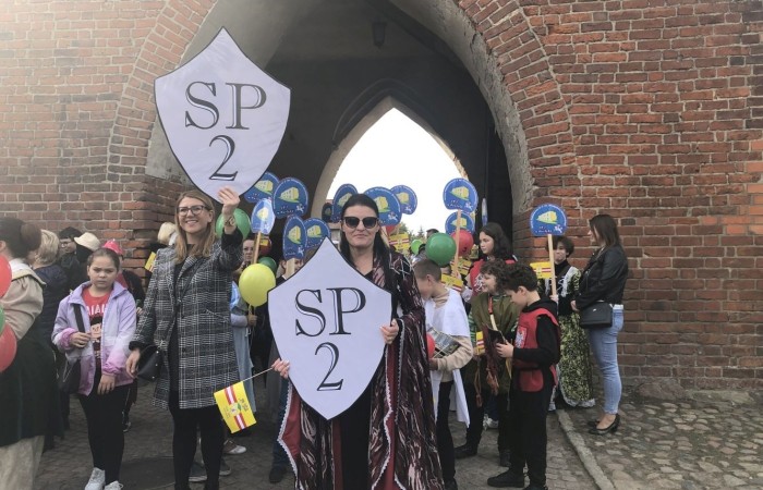 24 września 2022 r. nasza szkoła brała udział w obchodach 725-lecia nadania praw miejskich Pasłękowi. Wspólnie z kolorowym pochodem udaliśmy się ulicami starego miasta pod scenę, na której nasze uczennice pod czujnym okiem p. Iwony Matukiewicz zaprezentowały pokaz średniowiecznego tańca.
Z całego serca dziękujemy wszystkim Uczniom, Nauczycielom oraz Rodzicom za zaangażowanie i obecność