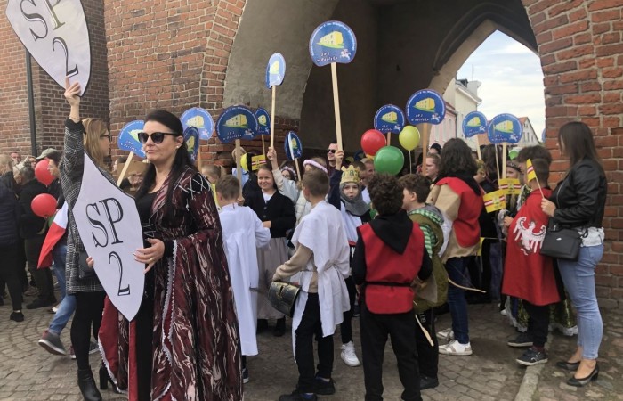 24 września 2022 r. nasza szkoła brała udział w obchodach 725-lecia nadania praw miejskich Pasłękowi. Wspólnie z kolorowym pochodem udaliśmy się ulicami starego miasta pod scenę, na której nasze uczennice pod czujnym okiem p. Iwony Matukiewicz zaprezentowały pokaz średniowiecznego tańca.
Z całego serca dziękujemy wszystkim Uczniom, Nauczycielom oraz Rodzicom za zaangażowanie i obecność