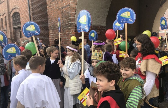 24 września 2022 r. nasza szkoła brała udział w obchodach 725-lecia nadania praw miejskich Pasłękowi. Wspólnie z kolorowym pochodem udaliśmy się ulicami starego miasta pod scenę, na której nasze uczennice pod czujnym okiem p. Iwony Matukiewicz zaprezentowały pokaz średniowiecznego tańca.
Z całego serca dziękujemy wszystkim Uczniom, Nauczycielom oraz Rodzicom za zaangażowanie i obecność