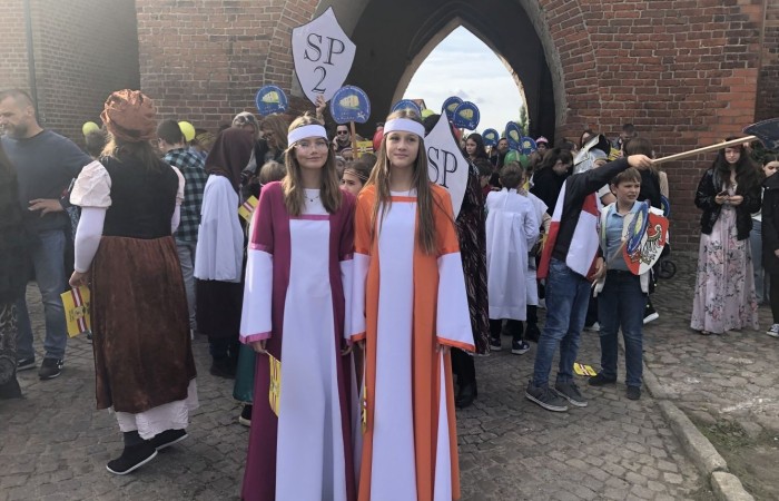 24 września 2022 r. nasza szkoła brała udział w obchodach 725-lecia nadania praw miejskich Pasłękowi. Wspólnie z kolorowym pochodem udaliśmy się ulicami starego miasta pod scenę, na której nasze uczennice pod czujnym okiem p. Iwony Matukiewicz zaprezentowały pokaz średniowiecznego tańca.
Z całego serca dziękujemy wszystkim Uczniom, Nauczycielom oraz Rodzicom za zaangażowanie i obecność