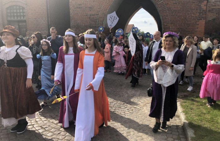 24 września 2022 r. nasza szkoła brała udział w obchodach 725-lecia nadania praw miejskich Pasłękowi. Wspólnie z kolorowym pochodem udaliśmy się ulicami starego miasta pod scenę, na której nasze uczennice pod czujnym okiem p. Iwony Matukiewicz zaprezentowały pokaz średniowiecznego tańca.
Z całego serca dziękujemy wszystkim Uczniom, Nauczycielom oraz Rodzicom za zaangażowanie i obecność