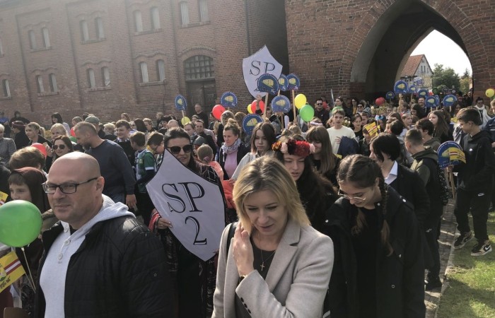 24 września 2022 r. nasza szkoła brała udział w obchodach 725-lecia nadania praw miejskich Pasłękowi. Wspólnie z kolorowym pochodem udaliśmy się ulicami starego miasta pod scenę, na której nasze uczennice pod czujnym okiem p. Iwony Matukiewicz zaprezentowały pokaz średniowiecznego tańca.
Z całego serca dziękujemy wszystkim Uczniom, Nauczycielom oraz Rodzicom za zaangażowanie i obecność