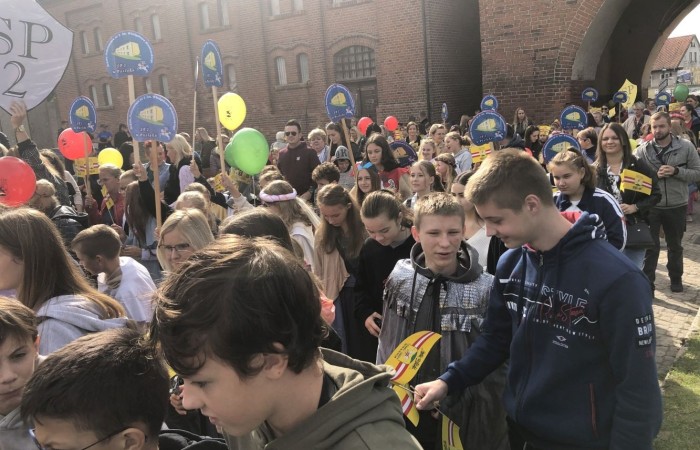 24 września 2022 r. nasza szkoła brała udział w obchodach 725-lecia nadania praw miejskich Pasłękowi. Wspólnie z kolorowym pochodem udaliśmy się ulicami starego miasta pod scenę, na której nasze uczennice pod czujnym okiem p. Iwony Matukiewicz zaprezentowały pokaz średniowiecznego tańca.
Z całego serca dziękujemy wszystkim Uczniom, Nauczycielom oraz Rodzicom za zaangażowanie i obecność