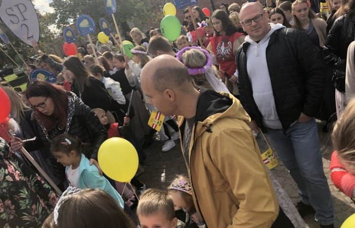 24 września 2022 r. nasza szkoła brała udział w obchodach 725-lecia nadania praw miejskich Pasłękowi. Wspólnie z kolorowym pochodem udaliśmy się ulicami starego miasta pod scenę, na której nasze uczennice pod czujnym okiem p. Iwony Matukiewicz zaprezentowały pokaz średniowiecznego tańca.
Z całego serca dziękujemy wszystkim Uczniom, Nauczycielom oraz Rodzicom za zaangażowanie i obecność