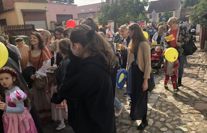 24 września 2022 r. nasza szkoła brała udział w obchodach 725-lecia nadania praw miejskich Pasłękowi. Wspólnie z kolorowym pochodem udaliśmy się ulicami starego miasta pod scenę, na której nasze uczennice pod czujnym okiem p. Iwony Matukiewicz zaprezentowały pokaz średniowiecznego tańca.
Z całego serca dziękujemy wszystkim Uczniom, Nauczycielom oraz Rodzicom za zaangażowanie i obecność