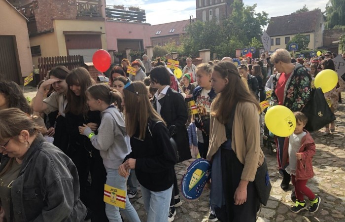 24 września 2022 r. nasza szkoła brała udział w obchodach 725-lecia nadania praw miejskich Pasłękowi. Wspólnie z kolorowym pochodem udaliśmy się ulicami starego miasta pod scenę, na której nasze uczennice pod czujnym okiem p. Iwony Matukiewicz zaprezentowały pokaz średniowiecznego tańca.
Z całego serca dziękujemy wszystkim Uczniom, Nauczycielom oraz Rodzicom za zaangażowanie i obecność