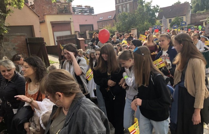 24 września 2022 r. nasza szkoła brała udział w obchodach 725-lecia nadania praw miejskich Pasłękowi. Wspólnie z kolorowym pochodem udaliśmy się ulicami starego miasta pod scenę, na której nasze uczennice pod czujnym okiem p. Iwony Matukiewicz zaprezentowały pokaz średniowiecznego tańca.
Z całego serca dziękujemy wszystkim Uczniom, Nauczycielom oraz Rodzicom za zaangażowanie i obecność