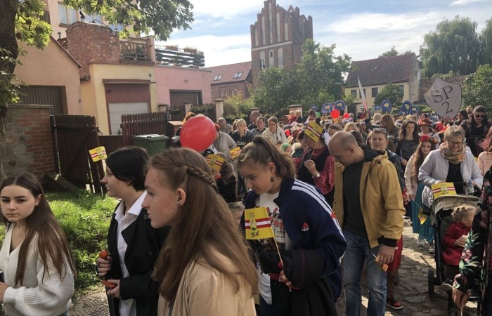 24 września 2022 r. nasza szkoła brała udział w obchodach 725-lecia nadania praw miejskich Pasłękowi. Wspólnie z kolorowym pochodem udaliśmy się ulicami starego miasta pod scenę, na której nasze uczennice pod czujnym okiem p. Iwony Matukiewicz zaprezentowały pokaz średniowiecznego tańca.
Z całego serca dziękujemy wszystkim Uczniom, Nauczycielom oraz Rodzicom za zaangażowanie i obecność