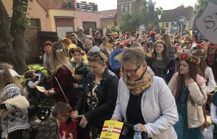 24 września 2022 r. nasza szkoła brała udział w obchodach 725-lecia nadania praw miejskich Pasłękowi. Wspólnie z kolorowym pochodem udaliśmy się ulicami starego miasta pod scenę, na której nasze uczennice pod czujnym okiem p. Iwony Matukiewicz zaprezentowały pokaz średniowiecznego tańca.
Z całego serca dziękujemy wszystkim Uczniom, Nauczycielom oraz Rodzicom za zaangażowanie i obecność