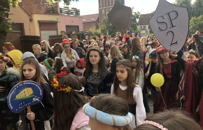 24 września 2022 r. nasza szkoła brała udział w obchodach 725-lecia nadania praw miejskich Pasłękowi. Wspólnie z kolorowym pochodem udaliśmy się ulicami starego miasta pod scenę, na której nasze uczennice pod czujnym okiem p. Iwony Matukiewicz zaprezentowały pokaz średniowiecznego tańca.
Z całego serca dziękujemy wszystkim Uczniom, Nauczycielom oraz Rodzicom za zaangażowanie i obecność