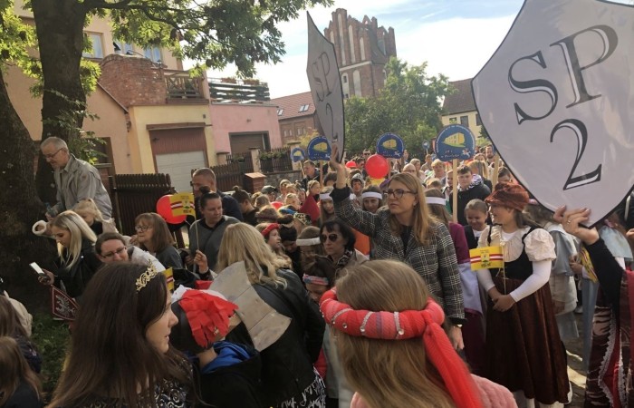 24 września 2022 r. nasza szkoła brała udział w obchodach 725-lecia nadania praw miejskich Pasłękowi. Wspólnie z kolorowym pochodem udaliśmy się ulicami starego miasta pod scenę, na której nasze uczennice pod czujnym okiem p. Iwony Matukiewicz zaprezentowały pokaz średniowiecznego tańca.
Z całego serca dziękujemy wszystkim Uczniom, Nauczycielom oraz Rodzicom za zaangażowanie i obecność