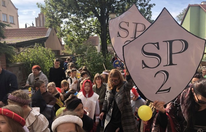 24 września 2022 r. nasza szkoła brała udział w obchodach 725-lecia nadania praw miejskich Pasłękowi. Wspólnie z kolorowym pochodem udaliśmy się ulicami starego miasta pod scenę, na której nasze uczennice pod czujnym okiem p. Iwony Matukiewicz zaprezentowały pokaz średniowiecznego tańca.
Z całego serca dziękujemy wszystkim Uczniom, Nauczycielom oraz Rodzicom za zaangażowanie i obecność