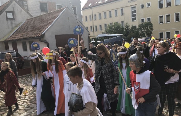 24 września 2022 r. nasza szkoła brała udział w obchodach 725-lecia nadania praw miejskich Pasłękowi. Wspólnie z kolorowym pochodem udaliśmy się ulicami starego miasta pod scenę, na której nasze uczennice pod czujnym okiem p. Iwony Matukiewicz zaprezentowały pokaz średniowiecznego tańca.
Z całego serca dziękujemy wszystkim Uczniom, Nauczycielom oraz Rodzicom za zaangażowanie i obecność