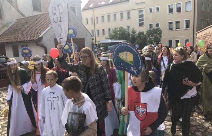 24 września 2022 r. nasza szkoła brała udział w obchodach 725-lecia nadania praw miejskich Pasłękowi. Wspólnie z kolorowym pochodem udaliśmy się ulicami starego miasta pod scenę, na której nasze uczennice pod czujnym okiem p. Iwony Matukiewicz zaprezentowały pokaz średniowiecznego tańca.
Z całego serca dziękujemy wszystkim Uczniom, Nauczycielom oraz Rodzicom za zaangażowanie i obecność