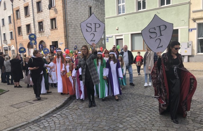 24 września 2022 r. nasza szkoła brała udział w obchodach 725-lecia nadania praw miejskich Pasłękowi. Wspólnie z kolorowym pochodem udaliśmy się ulicami starego miasta pod scenę, na której nasze uczennice pod czujnym okiem p. Iwony Matukiewicz zaprezentowały pokaz średniowiecznego tańca.
Z całego serca dziękujemy wszystkim Uczniom, Nauczycielom oraz Rodzicom za zaangażowanie i obecność