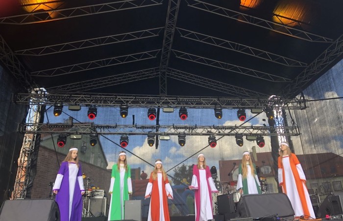 24 września 2022 r. nasza szkoła brała udział w obchodach 725-lecia nadania praw miejskich Pasłękowi. Wspólnie z kolorowym pochodem udaliśmy się ulicami starego miasta pod scenę, na której nasze uczennice pod czujnym okiem p. Iwony Matukiewicz zaprezentowały pokaz średniowiecznego tańca.
Z całego serca dziękujemy wszystkim Uczniom, Nauczycielom oraz Rodzicom za zaangażowanie i obecność