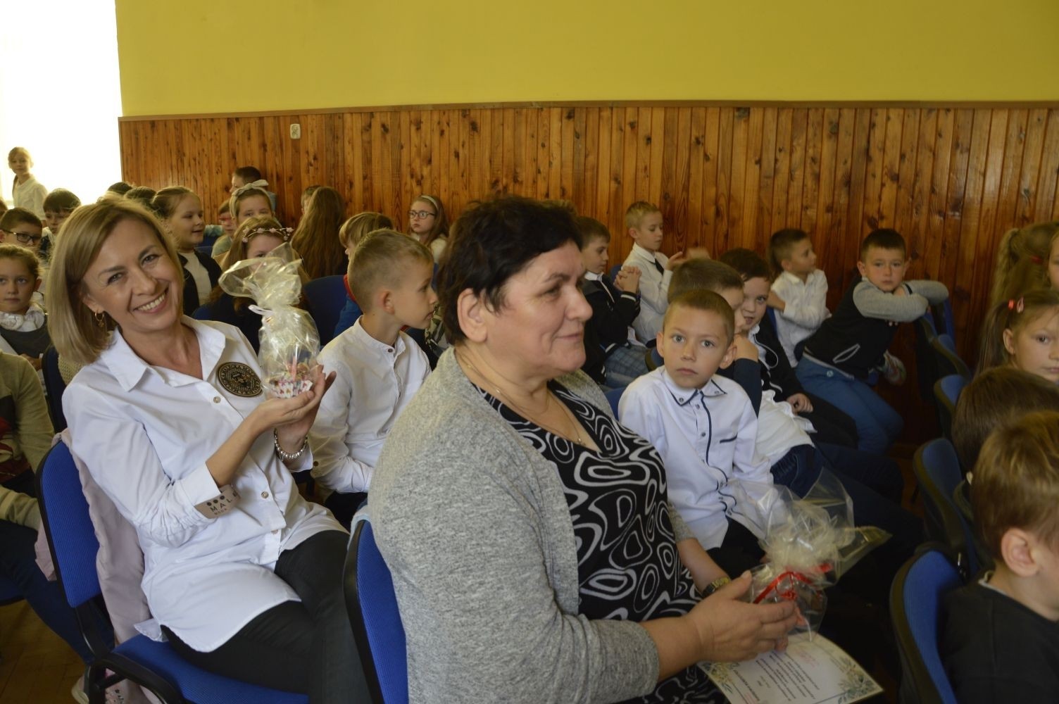 13 października odbyła się w naszej szkole uroczysta akademia z okazji Dnia Edukacji Narodowej. Uczniowie z klas VI, pod kierownictwem pani Iwony Matukiewicz i pani Justyny Antczak, piosenką, tańcem i słowem uświetnili ten wyjątkowy dzień w roku szkolnym. Wiele ciepłych i miłych słów popłynęło w kierunku nauczycieli, pracowników obsługi i administracji. Uczniowie docenili i podkreślili swoją wdzięczność za codzienny trud, poświęcenie, czujność i troskę o dobro wychowanków. Podczas uroczystości gościliśmy Burmistrza Pana Wiesława Śniecikowskiego, zastępcę przewodniczącej Rady Rodziców Panią Urszulę Szuniewicz oraz z Referatu Edukacji, Promocji i Rozwoju Gminy Panią Joannę Łapacką i Pana Piotra Szczepkowskiego. Dyrektor szkoły Pani Agnieszka Cieklińska wręczyła podziękowania dla nauczycieli i pracowników  za pracę i zaangażowanie w życie szkoły. Nasi nauczyciele Pani Marzena Szymańska, Pani Beata Ziębicka otrzymały nagrodę a Pani Iwona Matukiewicz podziękowania Burmistrza. Słodkie upominki dla nauczycieli, pracowników i gości wręczyła grupa kulinarna pod kierunkiem Pani Beaty Ziębickiej.