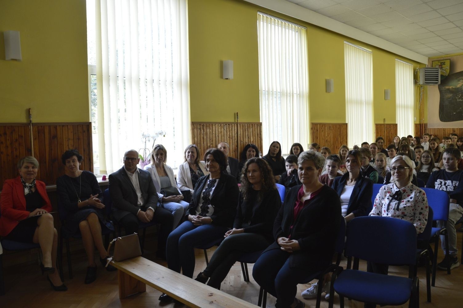 13 października odbyła się w naszej szkole uroczysta akademia z okazji Dnia Edukacji Narodowej. Uczniowie z klas VI, pod kierownictwem pani Iwony Matukiewicz i pani Justyny Antczak, piosenką, tańcem i słowem uświetnili ten wyjątkowy dzień w roku szkolnym. Wiele ciepłych i miłych słów popłynęło w kierunku nauczycieli, pracowników obsługi i administracji. Uczniowie docenili i podkreślili swoją wdzięczność za codzienny trud, poświęcenie, czujność i troskę o dobro wychowanków. Podczas uroczystości gościliśmy Burmistrza Pana Wiesława Śniecikowskiego, zastępcę przewodniczącej Rady Rodziców Panią Urszulę Szuniewicz oraz z Referatu Edukacji, Promocji i Rozwoju Gminy Panią Joannę Łapacką i Pana Piotra Szczepkowskiego. Dyrektor szkoły Pani Agnieszka Cieklińska wręczyła podziękowania dla nauczycieli i pracowników  za pracę i zaangażowanie w życie szkoły. Nasi nauczyciele Pani Marzena Szymańska, Pani Beata Ziębicka otrzymały nagrodę a Pani Iwona Matukiewicz podziękowania Burmistrza. Słodkie upominki dla nauczycieli, pracowników i gości wręczyła grupa kulinarna pod kierunkiem Pani Beaty Ziębickiej.