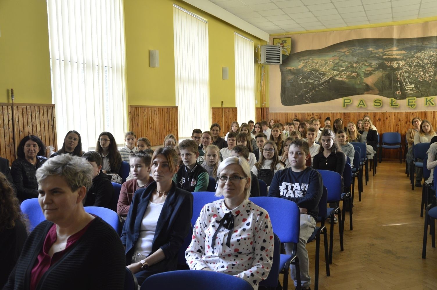 13 października odbyła się w naszej szkole uroczysta akademia z okazji Dnia Edukacji Narodowej. Uczniowie z klas VI, pod kierownictwem pani Iwony Matukiewicz i pani Justyny Antczak, piosenką, tańcem i słowem uświetnili ten wyjątkowy dzień w roku szkolnym. Wiele ciepłych i miłych słów popłynęło w kierunku nauczycieli, pracowników obsługi i administracji. Uczniowie docenili i podkreślili swoją wdzięczność za codzienny trud, poświęcenie, czujność i troskę o dobro wychowanków. Podczas uroczystości gościliśmy Burmistrza Pana Wiesława Śniecikowskiego, zastępcę przewodniczącej Rady Rodziców Panią Urszulę Szuniewicz oraz z Referatu Edukacji, Promocji i Rozwoju Gminy Panią Joannę Łapacką i Pana Piotra Szczepkowskiego. Dyrektor szkoły Pani Agnieszka Cieklińska wręczyła podziękowania dla nauczycieli i pracowników  za pracę i zaangażowanie w życie szkoły. Nasi nauczyciele Pani Marzena Szymańska, Pani Beata Ziębicka otrzymały nagrodę a Pani Iwona Matukiewicz podziękowania Burmistrza. Słodkie upominki dla nauczycieli, pracowników i gości wręczyła grupa kulinarna pod kierunkiem Pani Beaty Ziębickiej.