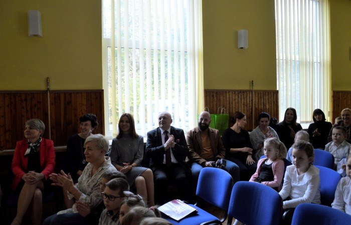 13 października odbyła się w naszej szkole uroczysta akademia z okazji Dnia Edukacji Narodowej. Uczniowie z klas VI, pod kierownictwem pani Iwony Matukiewicz i pani Justyny Antczak, piosenką, tańcem i słowem uświetnili ten wyjątkowy dzień w roku szkolnym. Wiele ciepłych i miłych słów popłynęło w kierunku nauczycieli, pracowników obsługi i administracji. Uczniowie docenili i podkreślili swoją wdzięczność za codzienny trud, poświęcenie, czujność i troskę o dobro wychowanków. Podczas uroczystości gościliśmy Burmistrza Pana Wiesława Śniecikowskiego, zastępcę przewodniczącej Rady Rodziców Panią Urszulę Szuniewicz oraz z Referatu Edukacji, Promocji i Rozwoju Gminy Panią Joannę Łapacką i Pana Piotra Szczepkowskiego. Dyrektor szkoły Pani Agnieszka Cieklińska wręczyła podziękowania dla nauczycieli i pracowników  za pracę i zaangażowanie w życie szkoły. Nasi nauczyciele Pani Marzena Szymańska, Pani Beata Ziębicka otrzymały nagrodę a Pani Iwona Matukiewicz podziękowania Burmistrza. Słodkie upominki dla nauczycieli, pracowników i gości wręczyła grupa kulinarna pod kierunkiem Pani Beaty Ziębickiej.