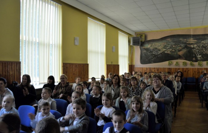 13 października odbyła się w naszej szkole uroczysta akademia z okazji Dnia Edukacji Narodowej. Uczniowie z klas VI, pod kierownictwem pani Iwony Matukiewicz i pani Justyny Antczak, piosenką, tańcem i słowem uświetnili ten wyjątkowy dzień w roku szkolnym. Wiele ciepłych i miłych słów popłynęło w kierunku nauczycieli, pracowników obsługi i administracji. Uczniowie docenili i podkreślili swoją wdzięczność za codzienny trud, poświęcenie, czujność i troskę o dobro wychowanków. Podczas uroczystości gościliśmy Burmistrza Pana Wiesława Śniecikowskiego, zastępcę przewodniczącej Rady Rodziców Panią Urszulę Szuniewicz oraz z Referatu Edukacji, Promocji i Rozwoju Gminy Panią Joannę Łapacką i Pana Piotra Szczepkowskiego. Dyrektor szkoły Pani Agnieszka Cieklińska wręczyła podziękowania dla nauczycieli i pracowników  za pracę i zaangażowanie w życie szkoły. Nasi nauczyciele Pani Marzena Szymańska, Pani Beata Ziębicka otrzymały nagrodę a Pani Iwona Matukiewicz podziękowania Burmistrza. Słodkie upominki dla nauczycieli, pracowników i gości wręczyła grupa kulinarna pod kierunkiem Pani Beaty Ziębickiej.