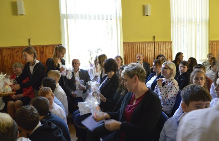 13 października odbyła się w naszej szkole uroczysta akademia z okazji Dnia Edukacji Narodowej. Uczniowie z klas VI, pod kierownictwem pani Iwony Matukiewicz i pani Justyny Antczak, piosenką, tańcem i słowem uświetnili ten wyjątkowy dzień w roku szkolnym. Wiele ciepłych i miłych słów popłynęło w kierunku nauczycieli, pracowników obsługi i administracji. Uczniowie docenili i podkreślili swoją wdzięczność za codzienny trud, poświęcenie, czujność i troskę o dobro wychowanków. Podczas uroczystości gościliśmy Burmistrza Pana Wiesława Śniecikowskiego, zastępcę przewodniczącej Rady Rodziców Panią Urszulę Szuniewicz oraz z Referatu Edukacji, Promocji i Rozwoju Gminy Panią Joannę Łapacką i Pana Piotra Szczepkowskiego. Dyrektor szkoły Pani Agnieszka Cieklińska wręczyła podziękowania dla nauczycieli i pracowników  za pracę i zaangażowanie w życie szkoły. Nasi nauczyciele Pani Marzena Szymańska, Pani Beata Ziębicka otrzymały nagrodę a Pani Iwona Matukiewicz podziękowania Burmistrza. Słodkie upominki dla nauczycieli, pracowników i gości wręczyła grupa kulinarna pod kierunkiem Pani Beaty Ziębickiej.