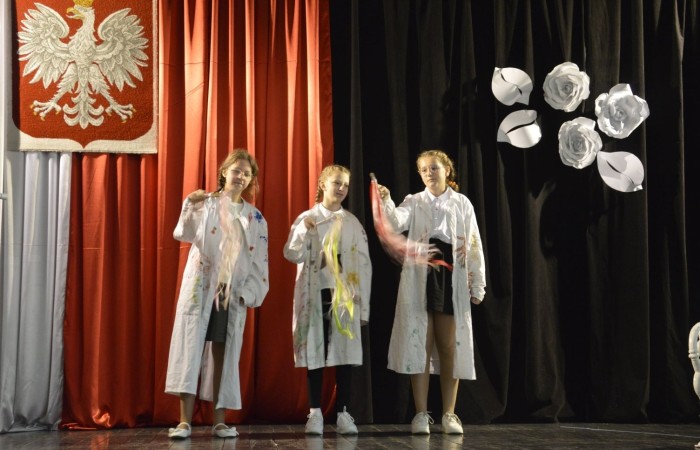 13 października odbyła się w naszej szkole uroczysta akademia z okazji Dnia Edukacji Narodowej. Uczniowie z klas VI, pod kierownictwem pani Iwony Matukiewicz i pani Justyny Antczak, piosenką, tańcem i słowem uświetnili ten wyjątkowy dzień w roku szkolnym. Wiele ciepłych i miłych słów popłynęło w kierunku nauczycieli, pracowników obsługi i administracji. Uczniowie docenili i podkreślili swoją wdzięczność za codzienny trud, poświęcenie, czujność i troskę o dobro wychowanków. Podczas uroczystości gościliśmy Burmistrza Pana Wiesława Śniecikowskiego, zastępcę przewodniczącej Rady Rodziców Panią Urszulę Szuniewicz oraz z Referatu Edukacji, Promocji i Rozwoju Gminy Panią Joannę Łapacką i Pana Piotra Szczepkowskiego. Dyrektor szkoły Pani Agnieszka Cieklińska wręczyła podziękowania dla nauczycieli i pracowników  za pracę i zaangażowanie w życie szkoły. Nasi nauczyciele Pani Marzena Szymańska, Pani Beata Ziębicka otrzymały nagrodę a Pani Iwona Matukiewicz podziękowania Burmistrza. Słodkie upominki dla nauczycieli, pracowników i gości wręczyła grupa kulinarna pod kierunkiem Pani Beaty Ziębickiej.