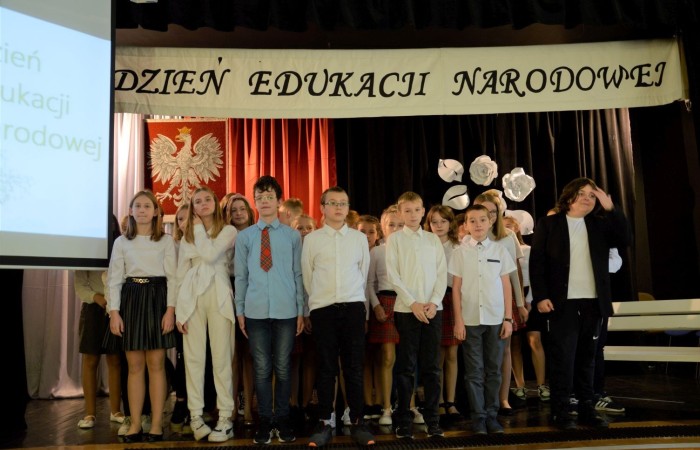 13 października odbyła się w naszej szkole uroczysta akademia z okazji Dnia Edukacji Narodowej. Uczniowie z klas VI, pod kierownictwem pani Iwony Matukiewicz i pani Justyny Antczak, piosenką, tańcem i słowem uświetnili ten wyjątkowy dzień w roku szkolnym. Wiele ciepłych i miłych słów popłynęło w kierunku nauczycieli, pracowników obsługi i administracji. Uczniowie docenili i podkreślili swoją wdzięczność za codzienny trud, poświęcenie, czujność i troskę o dobro wychowanków. Podczas uroczystości gościliśmy Burmistrza Pana Wiesława Śniecikowskiego, zastępcę przewodniczącej Rady Rodziców Panią Urszulę Szuniewicz oraz z Referatu Edukacji, Promocji i Rozwoju Gminy Panią Joannę Łapacką i Pana Piotra Szczepkowskiego. Dyrektor szkoły Pani Agnieszka Cieklińska wręczyła podziękowania dla nauczycieli i pracowników  za pracę i zaangażowanie w życie szkoły. Nasi nauczyciele Pani Marzena Szymańska, Pani Beata Ziębicka otrzymały nagrodę a Pani Iwona Matukiewicz podziękowania Burmistrza. Słodkie upominki dla nauczycieli, pracowników i gości wręczyła grupa kulinarna pod kierunkiem Pani Beaty Ziębickiej.