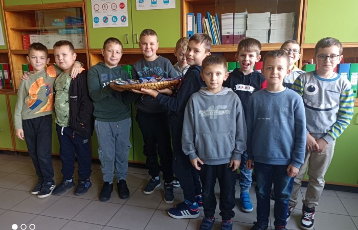 30 września klasy I – III obchodziły Dzień Chłopaka. Ciekawość i zniecierpliwienie towarzyszyły chłopcom w ten szczególny dla nich dzień. Dziewczęta, oprócz odśpiewania tradycyjnego „Sto lat”,  podarowały im wspaniałe prezenty i składały serdeczne życzenia. Wielką atrakcją tego dnia było wspólne wyjście do kina na film  „Pies w rozmiarze XXL”.