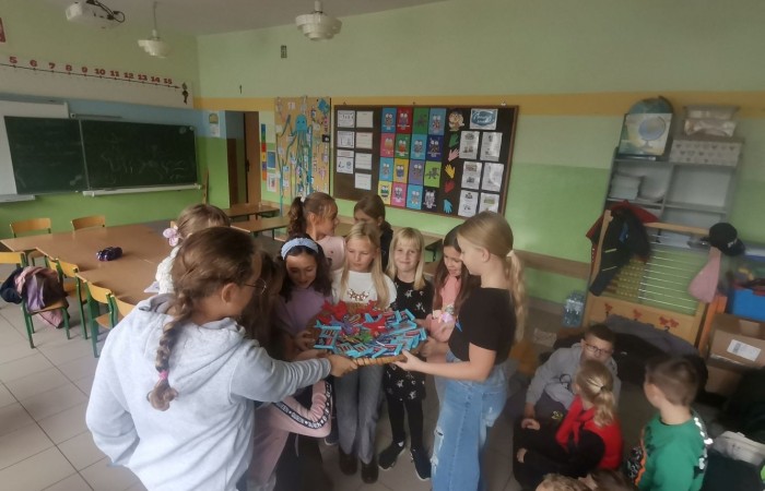 30 września klasy I – III obchodziły Dzień Chłopaka. Ciekawość i zniecierpliwienie towarzyszyły chłopcom w ten szczególny dla nich dzień. Dziewczęta, oprócz odśpiewania tradycyjnego „Sto lat”,  podarowały im wspaniałe prezenty i składały serdeczne życzenia. Wielką atrakcją tego dnia było wspólne wyjście do kina na film  „Pies w rozmiarze XXL”.