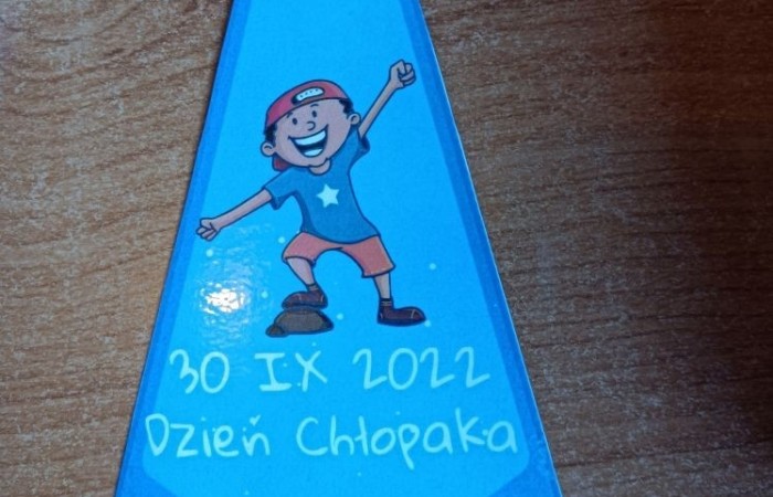 30 września klasy I – III obchodziły Dzień Chłopaka. Ciekawość i zniecierpliwienie towarzyszyły chłopcom w ten szczególny dla nich dzień. Dziewczęta, oprócz odśpiewania tradycyjnego „Sto lat”,  podarowały im wspaniałe prezenty i składały serdeczne życzenia. Wielką atrakcją tego dnia było wspólne wyjście do kina na film  „Pies w rozmiarze XXL”.