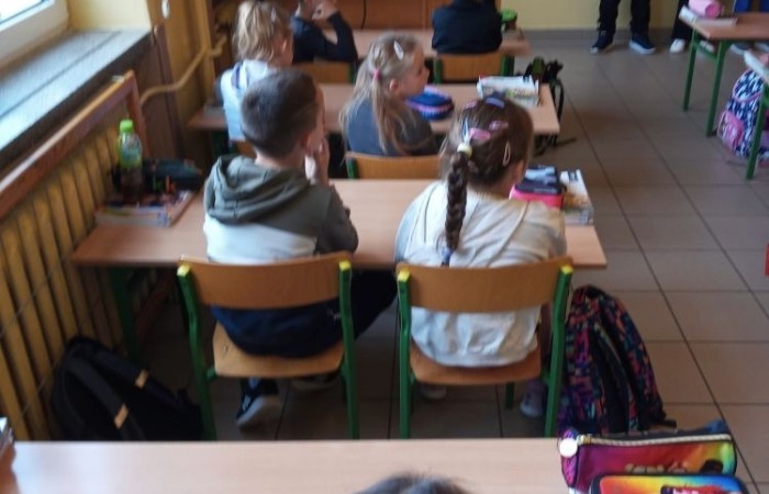 5 października kolejny raz uczniowie naszej szkoły wzięli aktywny udział w Ogólnopolskim Dniu Głośnego Czytania. Celem akcji było propagowanie czytelnictwa.  Wiadomo, nie od dziś, że czytanie na głos dziecku rozwija wyobraźnię, uczy myślenia i wypracowywania wartości moralnych. Pomaga również we wzbogacaniu języka i rozbudza w dziecku ciekawość  otaczającym światem. 
 W tym roku w akcję włączyli się wolontariusze ze Szkolnego Klubu Wolontariatu, którzy przygotowali  dla najmłodszych ciekawe opowiadania. Pierwszy raz w działania charytatywne włączył się również mały wolontariat. Dzieci z klasy trzeciej czytały opowiadania młodszym kolegom z klas pierwszych. Wszyscy z ciekawością wysłuchali przygód Bystrzaków, które  stały się inspiracją do rozmów, prac plastycznych a także zabaw przy muzyce. 