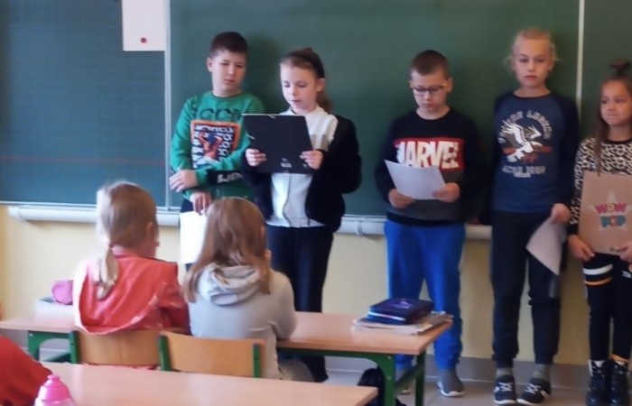 5 października kolejny raz uczniowie naszej szkoły wzięli aktywny udział w Ogólnopolskim Dniu Głośnego Czytania. Celem akcji było propagowanie czytelnictwa.  Wiadomo, nie od dziś, że czytanie na głos dziecku rozwija wyobraźnię, uczy myślenia i wypracowywania wartości moralnych. Pomaga również we wzbogacaniu języka i rozbudza w dziecku ciekawość  otaczającym światem. 
 W tym roku w akcję włączyli się wolontariusze ze Szkolnego Klubu Wolontariatu, którzy przygotowali  dla najmłodszych ciekawe opowiadania. Pierwszy raz w działania charytatywne włączył się również mały wolontariat. Dzieci z klasy trzeciej czytały opowiadania młodszym kolegom z klas pierwszych. Wszyscy z ciekawością wysłuchali przygód Bystrzaków, które  stały się inspiracją do rozmów, prac plastycznych a także zabaw przy muzyce. 