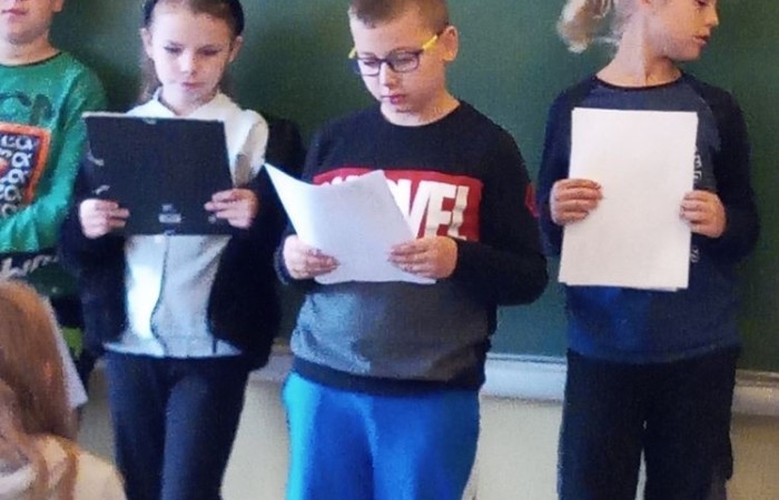 5 października kolejny raz uczniowie naszej szkoły wzięli aktywny udział w Ogólnopolskim Dniu Głośnego Czytania. Celem akcji było propagowanie czytelnictwa.  Wiadomo, nie od dziś, że czytanie na głos dziecku rozwija wyobraźnię, uczy myślenia i wypracowywania wartości moralnych. Pomaga również we wzbogacaniu języka i rozbudza w dziecku ciekawość  otaczającym światem. 
 W tym roku w akcję włączyli się wolontariusze ze Szkolnego Klubu Wolontariatu, którzy przygotowali  dla najmłodszych ciekawe opowiadania. Pierwszy raz w działania charytatywne włączył się również mały wolontariat. Dzieci z klasy trzeciej czytały opowiadania młodszym kolegom z klas pierwszych. Wszyscy z ciekawością wysłuchali przygód Bystrzaków, które  stały się inspiracją do rozmów, prac plastycznych a także zabaw przy muzyce. 